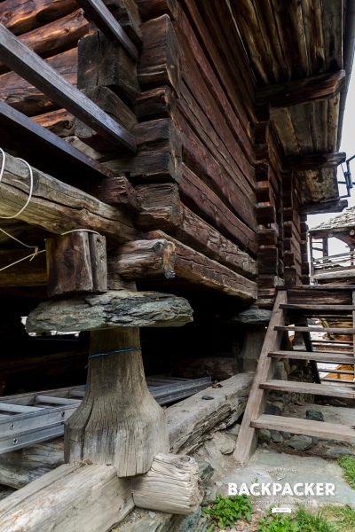 Zum Schutz vor Ratten und Mäusen wurden alle Häuser auf diesen Holz-Pilzen gebaut.