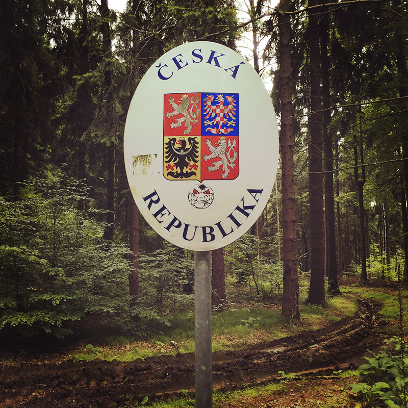 Ein letztes Mal auf unserer Wanderung überqueren wir die tschechische Grenze. Dank EU und Menschenverstand: keine Kontrollen. Nur dieses Schild. Danke.