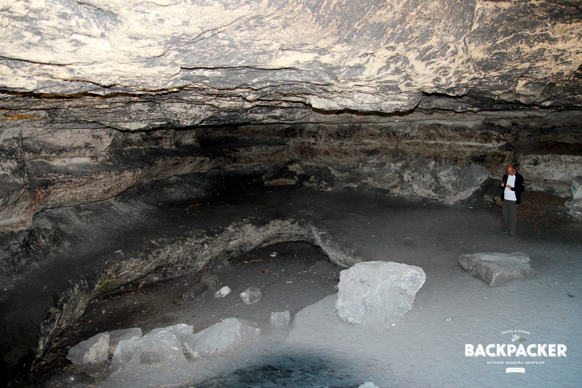 In dieser Höhle kann sogar eine ganze Schulklasse boofen. Samt Lehrer, aber dafür leider ohne Wasserzugang.