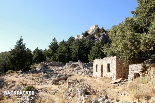 Schöner Wohnen in Ruinen: Vereinzelt sehen die Ruinen noch bewohnt aus. Die Inseln des Mittelmeeres waren schon immer ein Magnet für Hippies und Aussteiger.