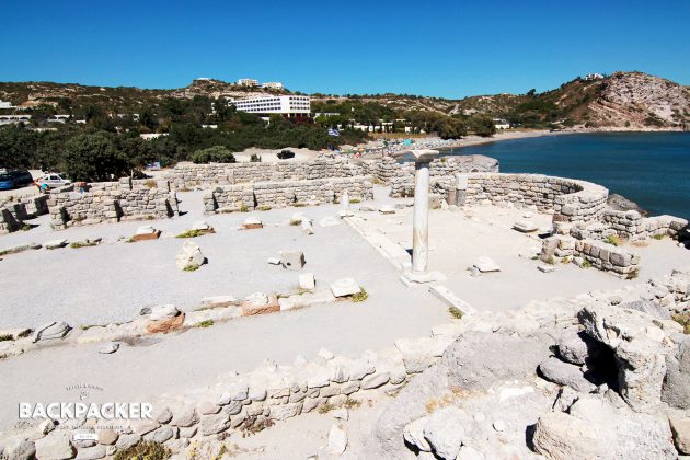 Antike trifft Beton: im Vordergrund die Reste der Agios Stefanos, im Hintergrund hässlicher Beton aus den 60ern.