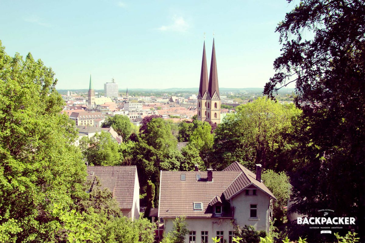 Blick von der Burg Sparrenberg auf die Innenstadt Bielefelds. Sagen wir mal so: einen Schönheitswettbewerb wird diese Stadt wahrscheinlich nicht gewinnen.