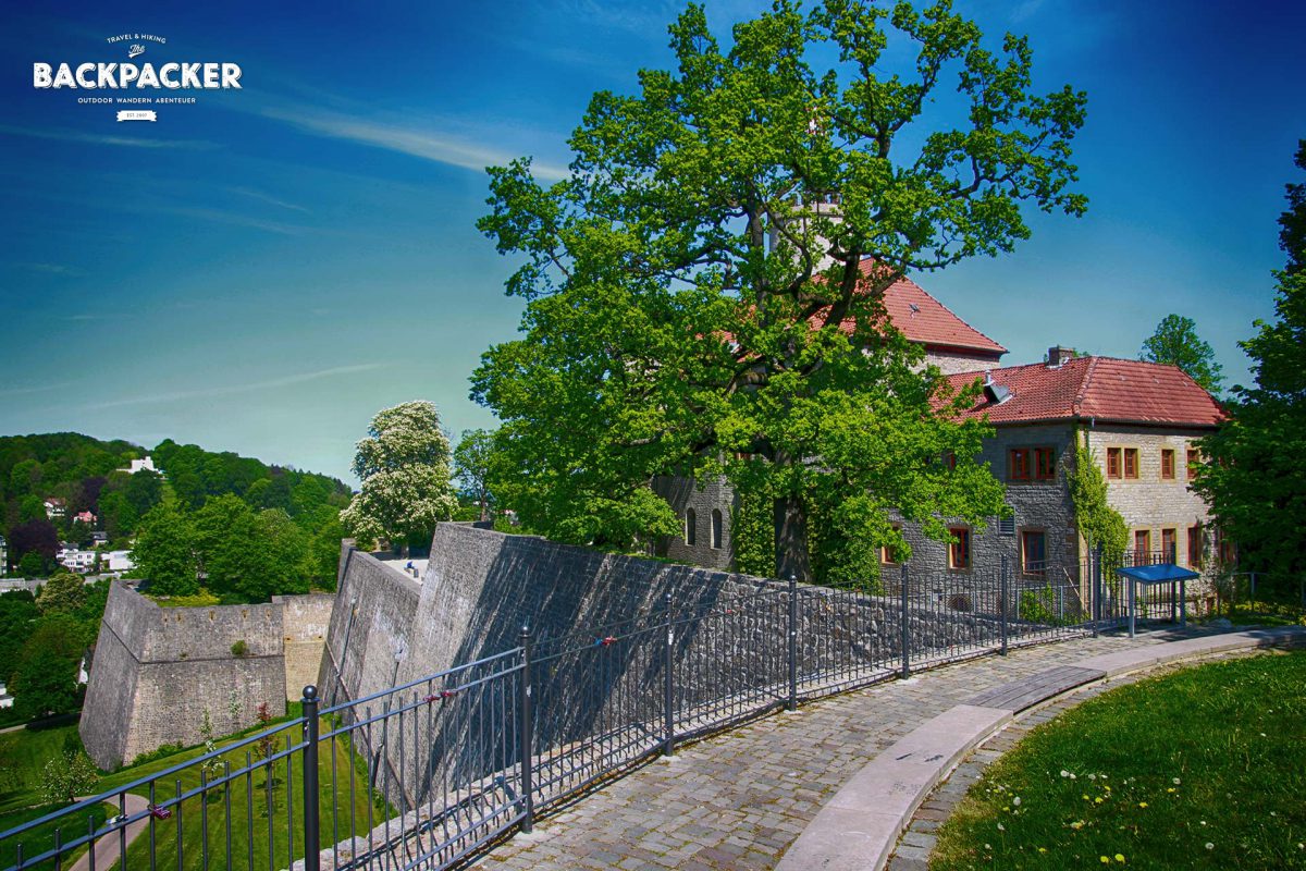 Etwas Geschichte hat noch niemandem geschadet. Also wohlan: die Burg auf dem 180m hohen Sparrenberg wurde bereits 1253 erstmals urkundlich erwähnt und diente vornehmlich der Sicherung des Bielefelder Passes durch den Teutoburger Wald.