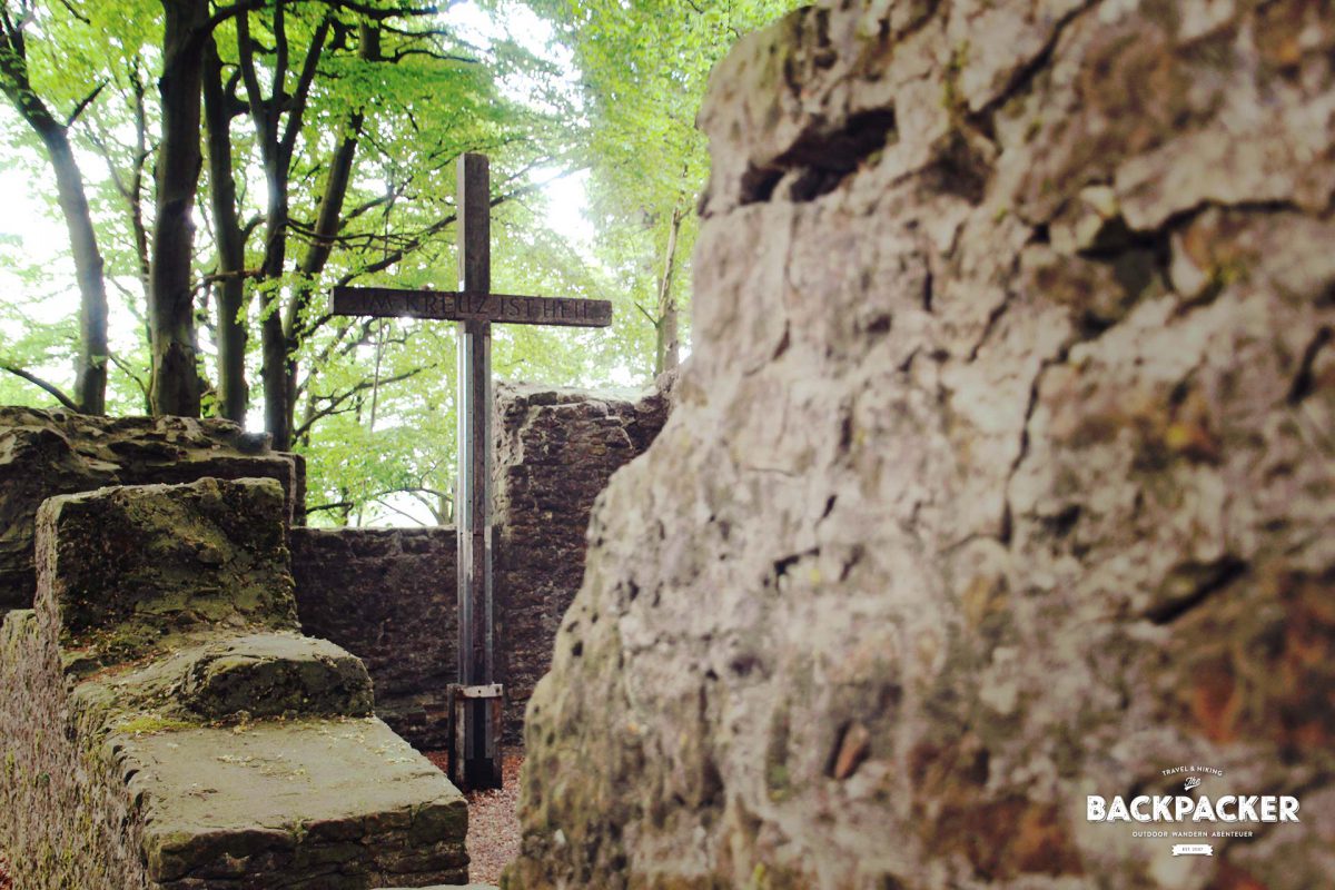 Von der Hünenkapelle – auch Tönskapelle genannt – existieren nur noch die Grundmauern. Einst Pilgerziel dient sie heute dem frommen Wunsch zwischendurch.