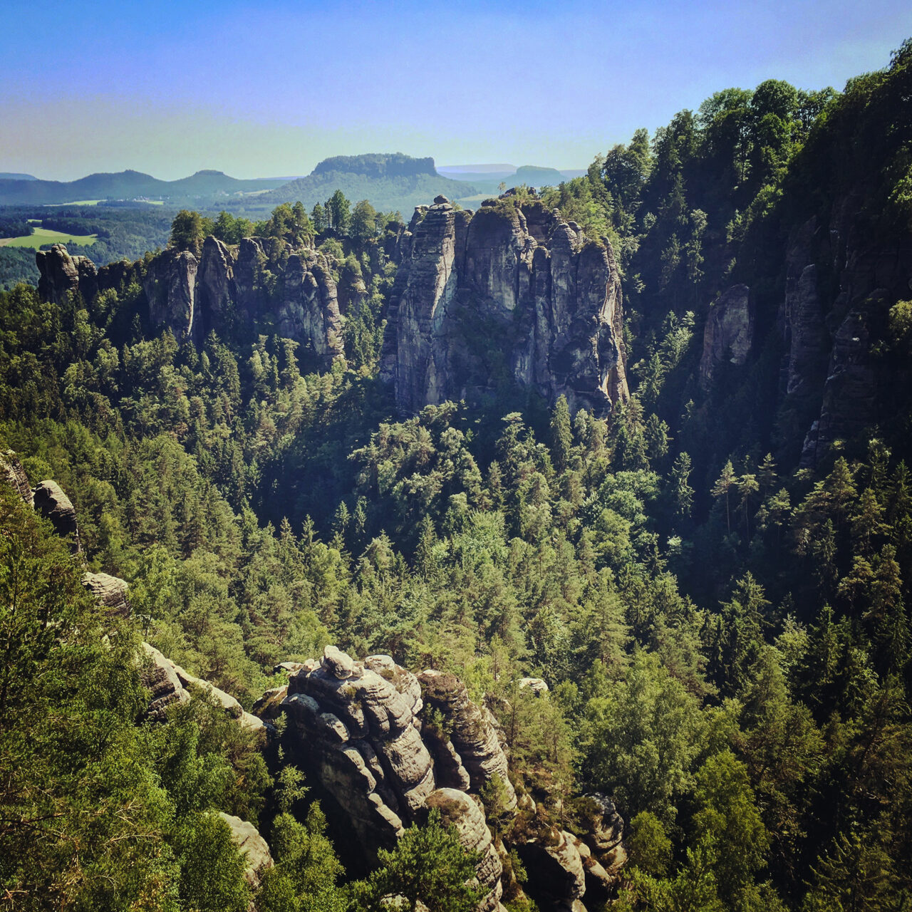 Die Felsen der Bastei sind zu jeder Jahreszeit ein wundervoller Anblick. Genau wie der Lilienstein dahinter.