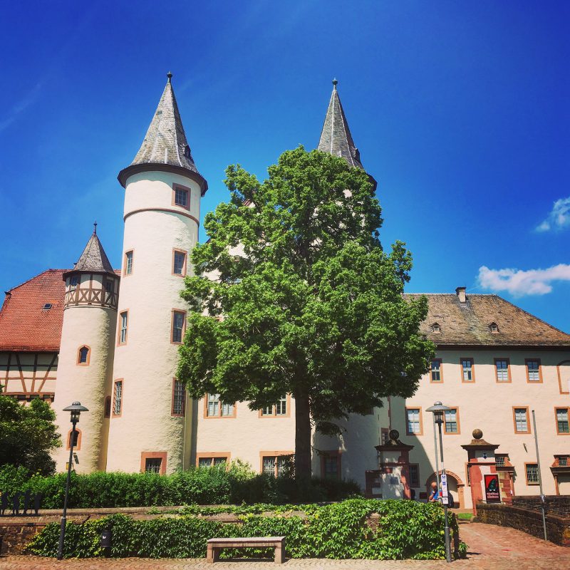 Das Schloss in Lohr am Main erinnert vage an Schneewittchen. Bei so viel romantischer Verspieltheit liegt es nahe, den Grimmschen Märchen auf die Spur zu gehen.