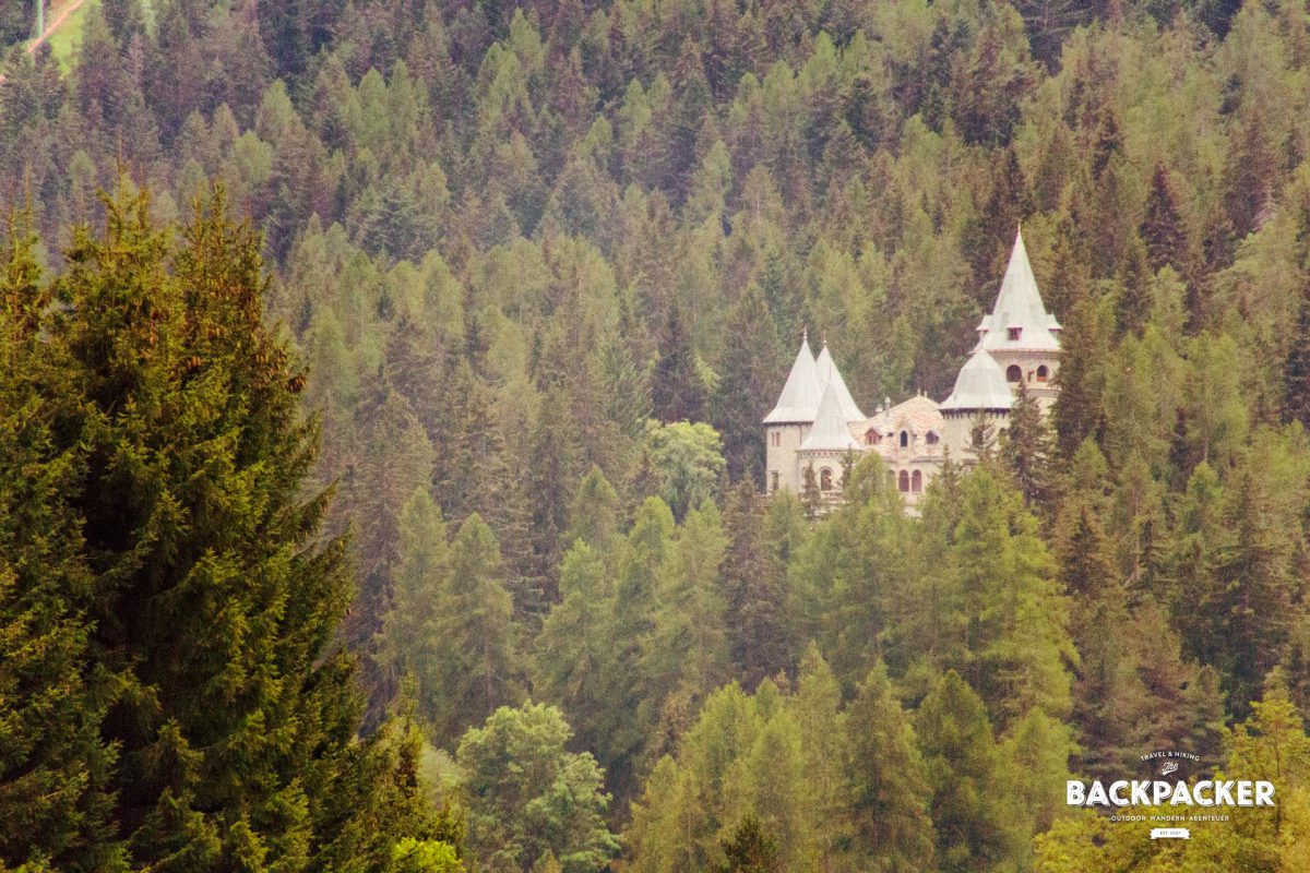 Das Schloss Belvedere, Hauptsitz des Königshaus Savoyen, liegt hinter Bäumen zwischen den Bergen versteckt. Dennoch ist es möglich, dieses zu besuchen.