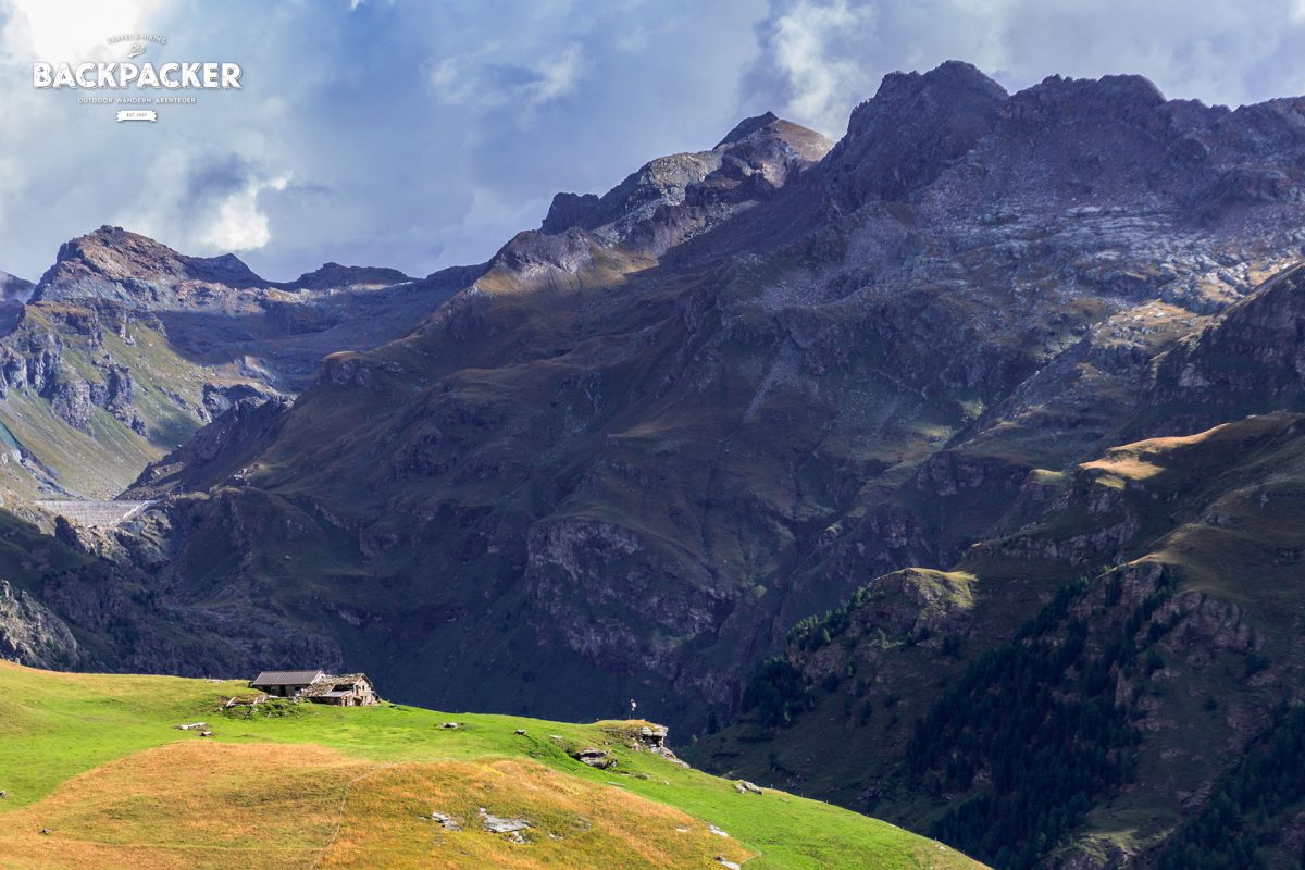Vom Refugio Alpenzu geht es an den Hängen steil hinauf. Immer wieder erhasche ich einen Blick auf verlassene Walserhütten.