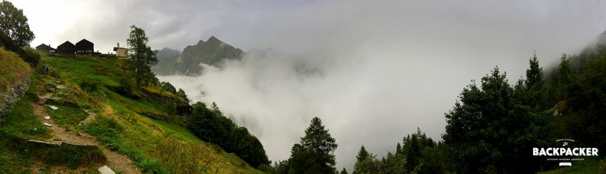 Steile 1,5 Stunden später erreiche ich das Rifugio Alpenzu im Nebel.