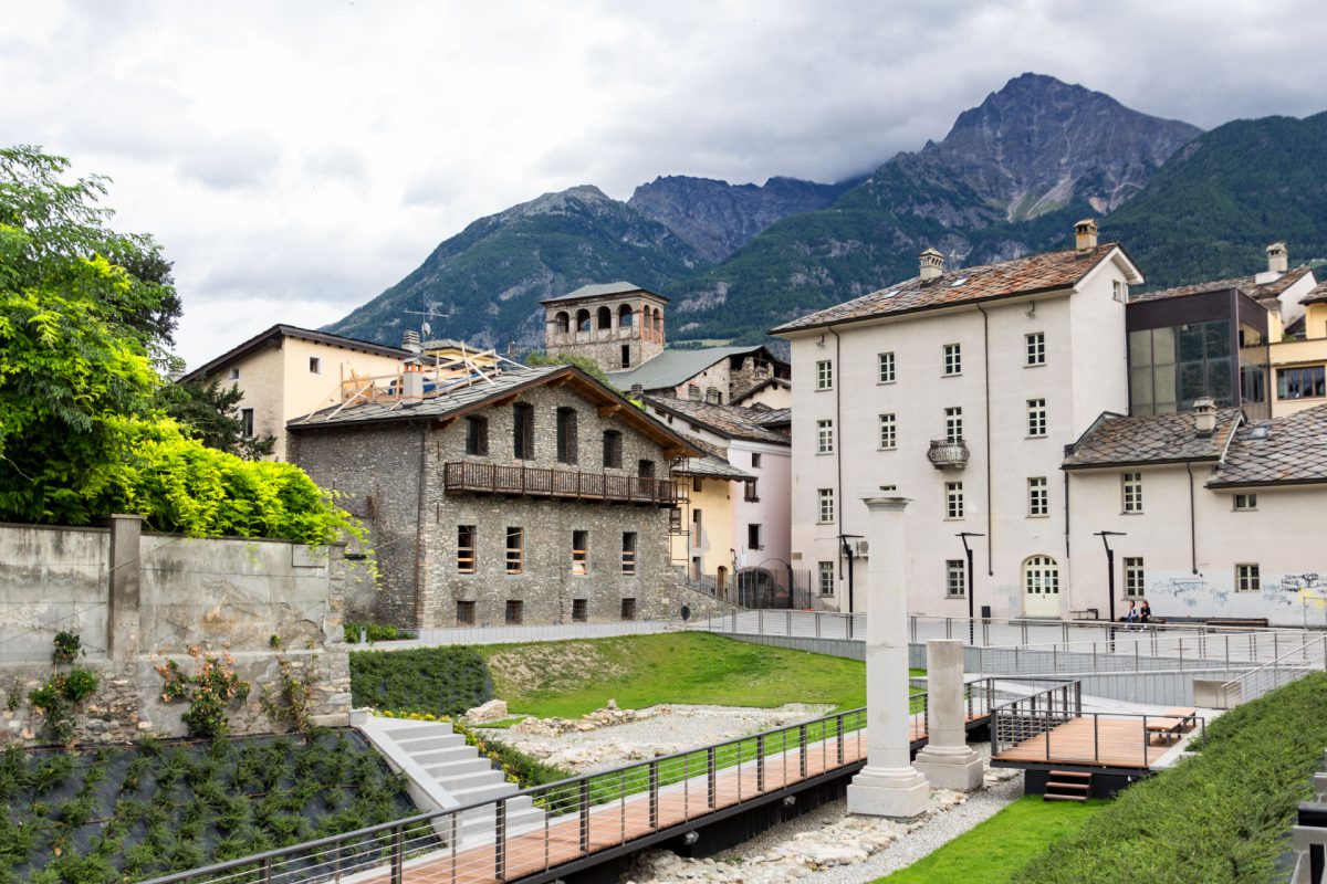 Wer durch das Tourismusbüro Aostas hindurchgeht gelangt in den römischen Garten.