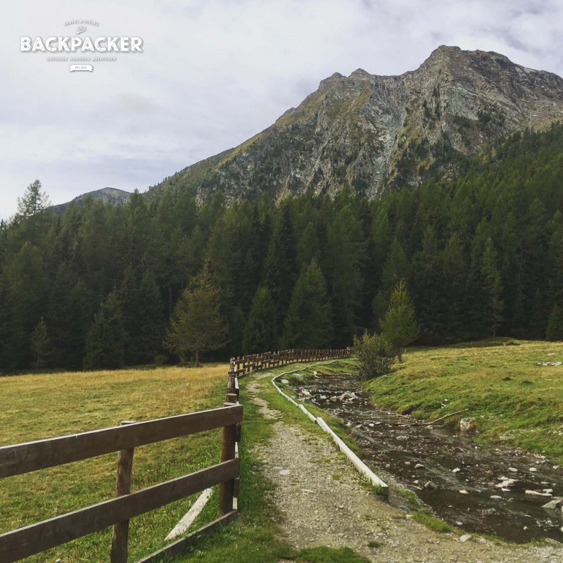 Mal mit Stein oder wie hier mit Holzbalken befestigt windet sich der Wasserweg seit nunmehr über 500 Jahren an den Bergen entlang.