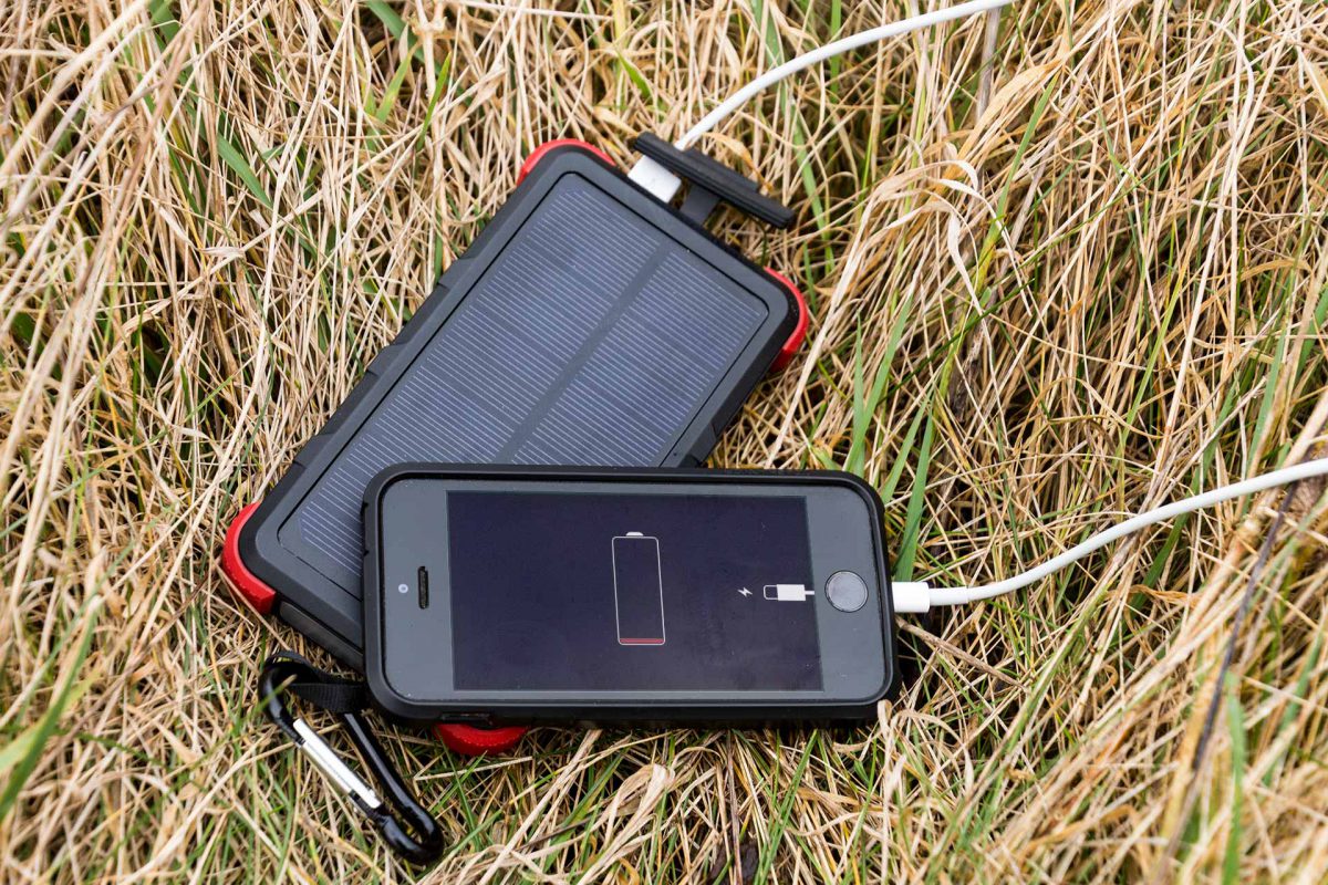 Sollte der Akku des Smartphones mal leer sein, hilft die kompakte Powerbank OUTXE mit Solarpanel.