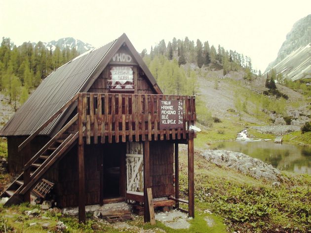 Da haben wir geschlafen. Platz für 12 Wanderer war im Winterlager der Triglavskjh-Hütte und wir dennoch nur allein.