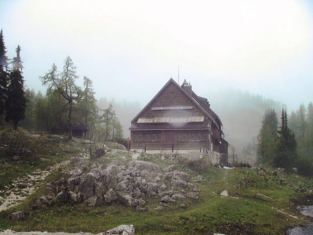 Abschied von der Hütte. Ein Blick zurück, aber kein wehmütiger. Was für ein Wetter.