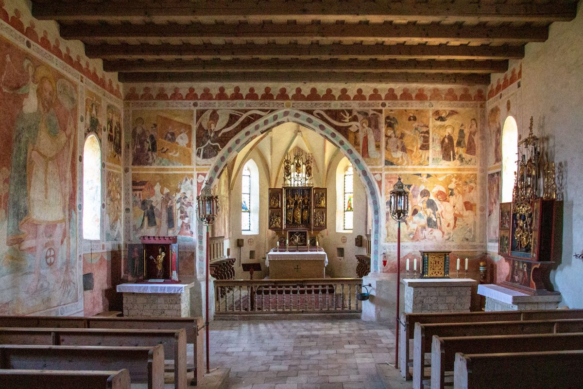 Fresken und Wandmalereien sind zum Teil über 500 Jahre alt und wurden im Zuge der letzten Renovierung wieder zu neuem Leben erweckt.