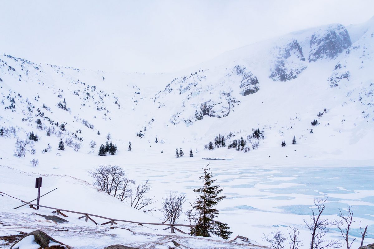 Nur etwas über sieben Meter tief ist der See an der kleinen Teichbaude meiste den ganzen Winter über zugefroren