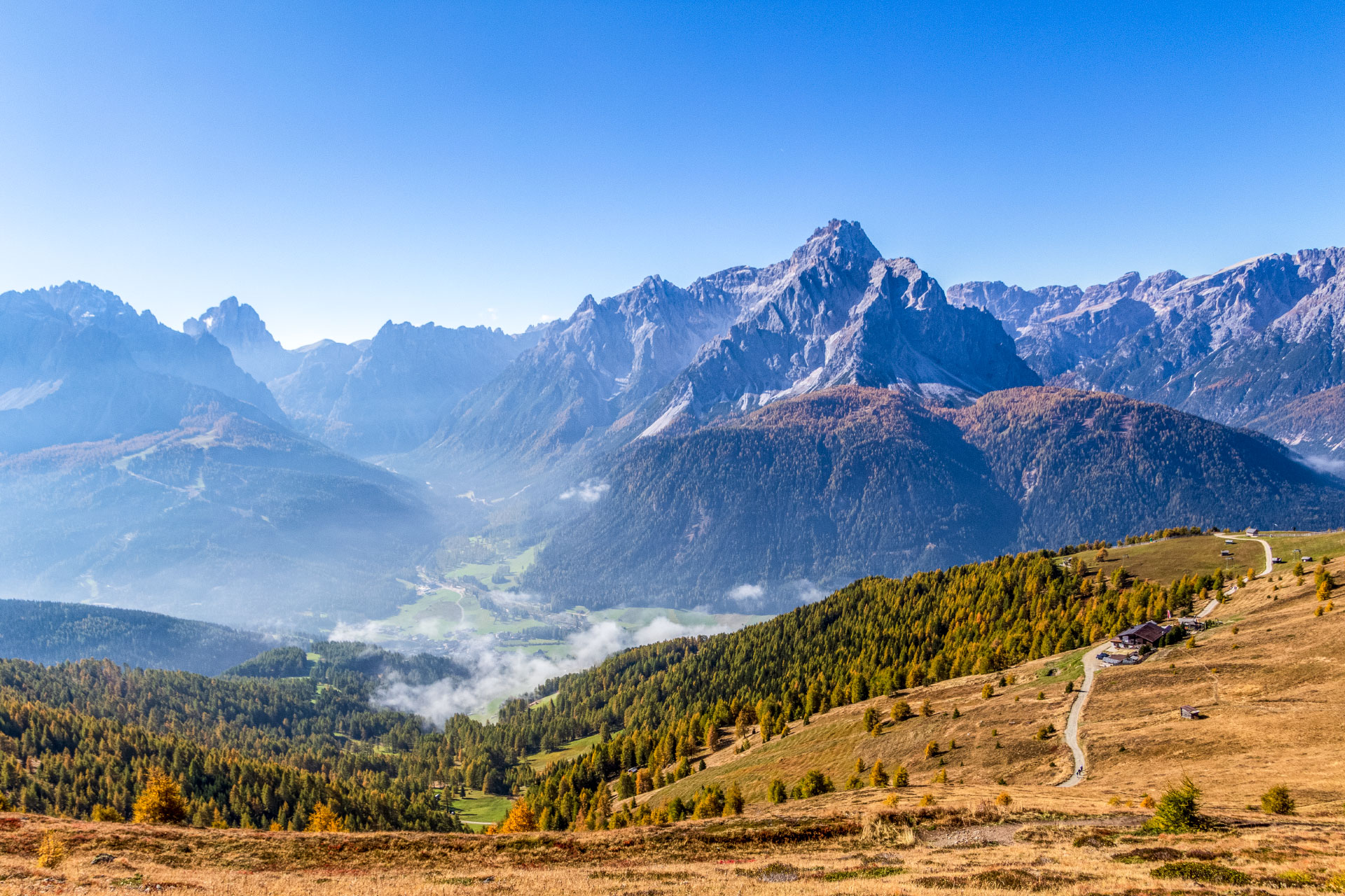 Der Blick vom Helm in Richtung Sextner Dolomiten ist atemberaubend schön