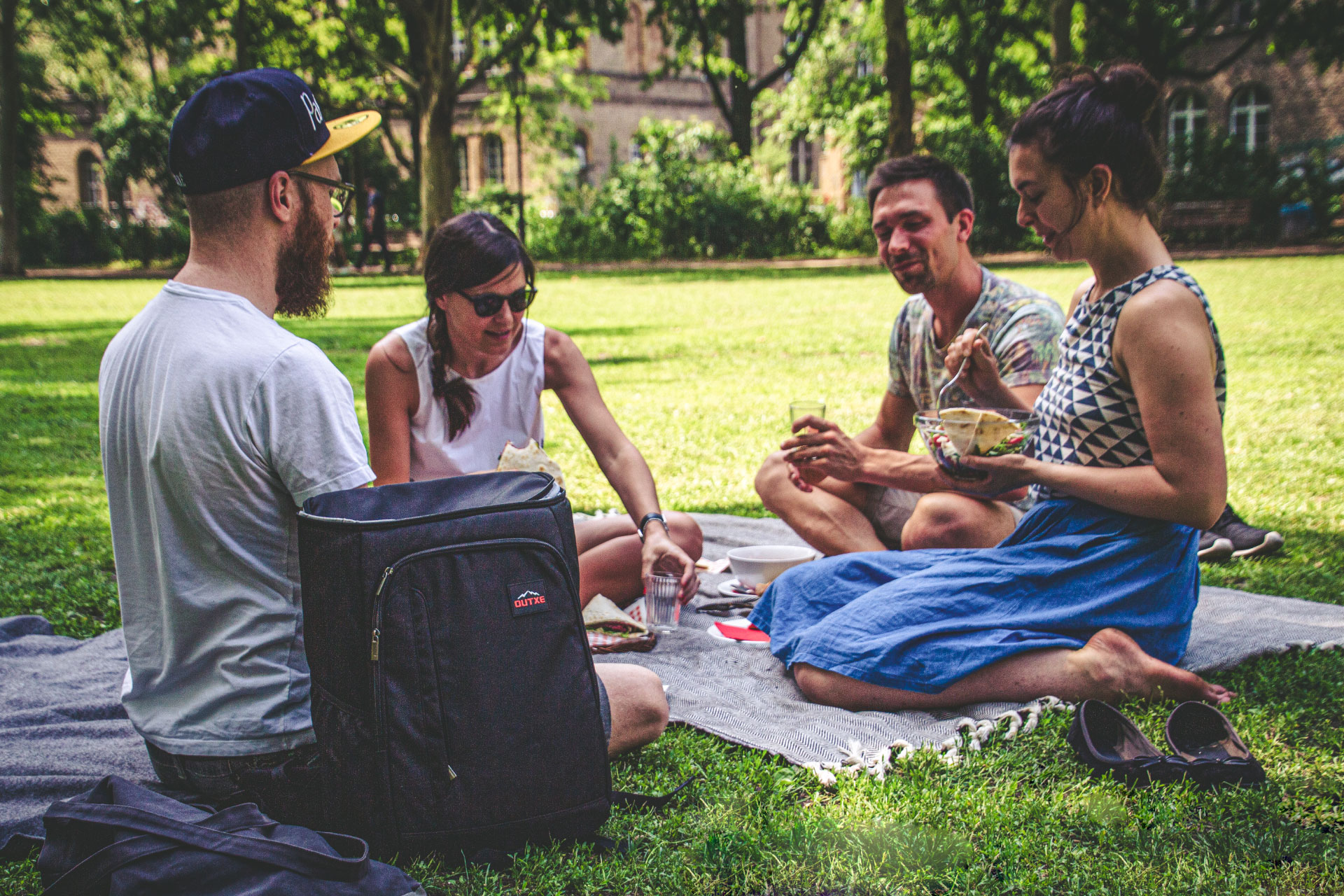 Kalte Getränke beim Sommer-Picknick dank zusätzlicher Isolation des Rucksacks