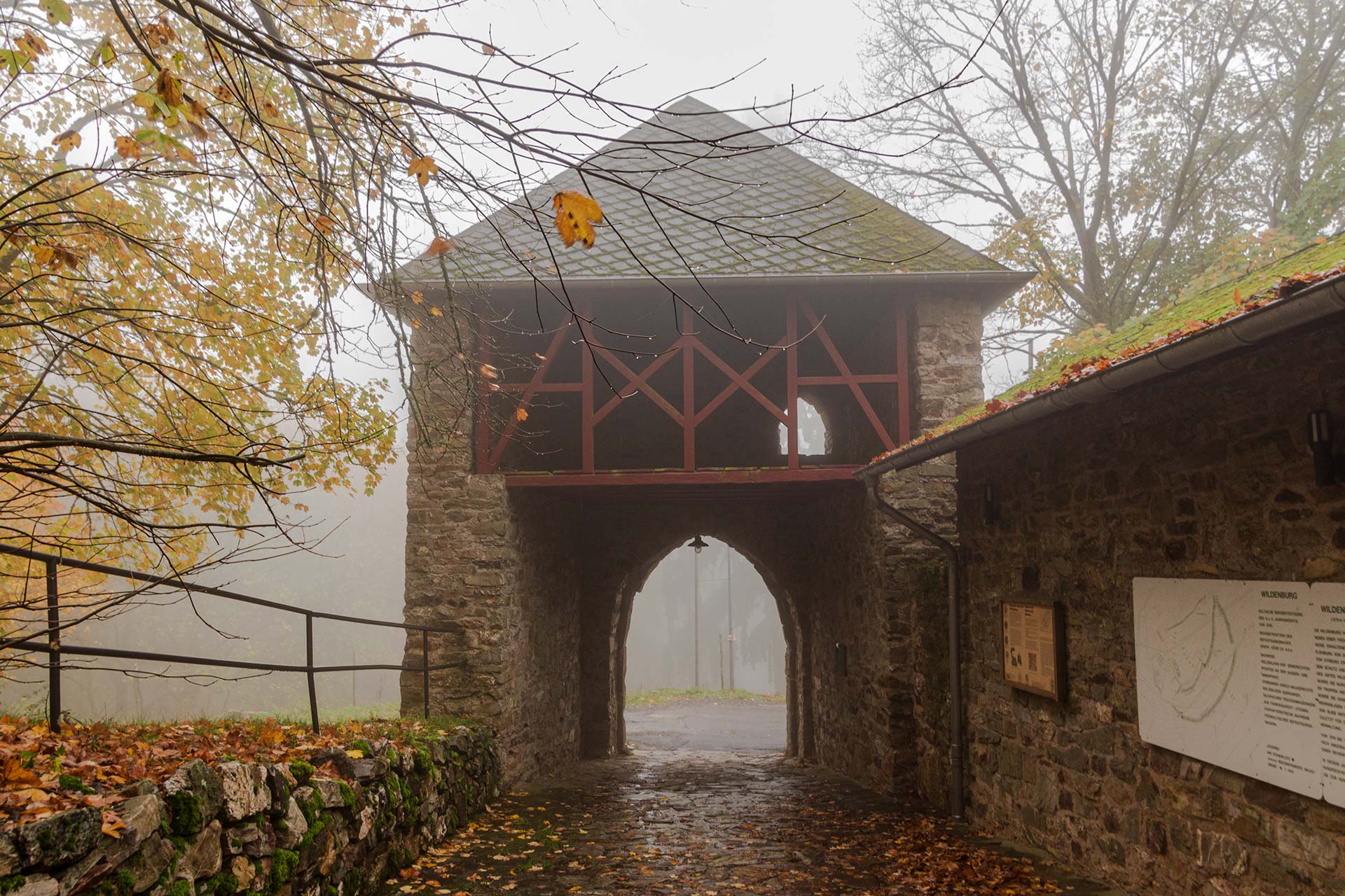 Das Tor zur Wildenburg –  einladend mittelalterlich