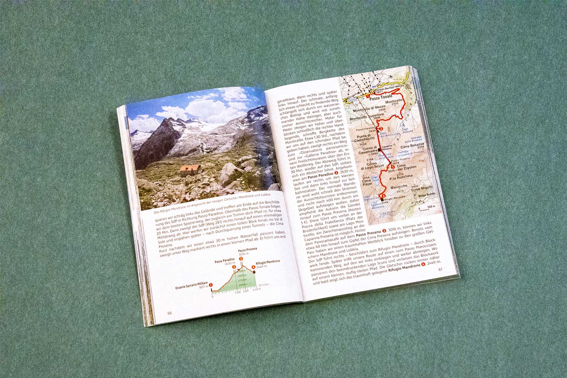 Doppelseite des Wanderführers „Sentiero della Pace – Auf dem Friedensweg vom Vinschgau in die Dolomiten“