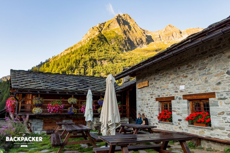 Direkt hinter dem Refugio öffnet sich ein Panorama italienischer Alpen