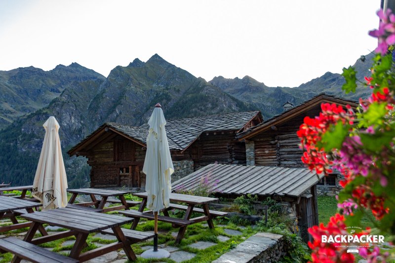 Noch versteckt sich die Sonne hinter den Bergen, doch die Dämmerung ermöglicht einen ersten Blick auf das Refugio Alpenzu.