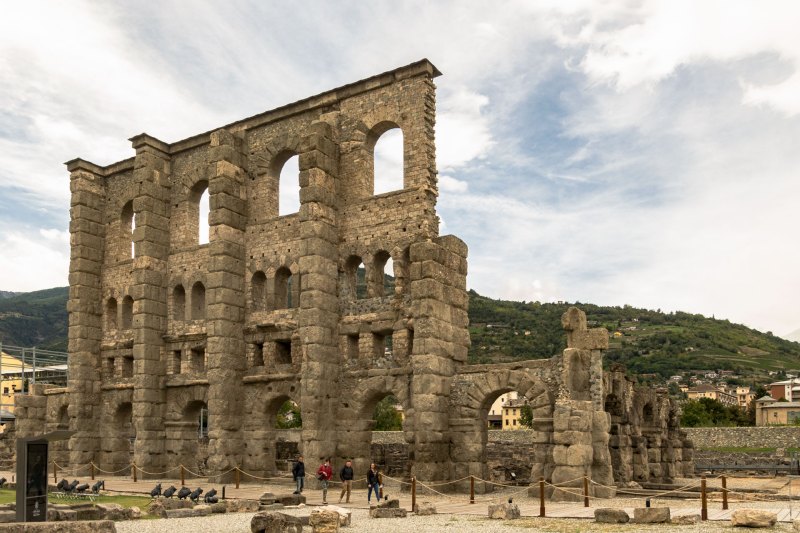 Die gut erhaltene Fassade des Teatro Romano vermittelt einen guten Einblick in altrömische Bauweise. Direkt dahinter über die drei Etagen verteilt tummelten sich die Besucher auf steilen Rängen. Wem hier schwindlig wurde, der konnte ganz schön tief fallen...