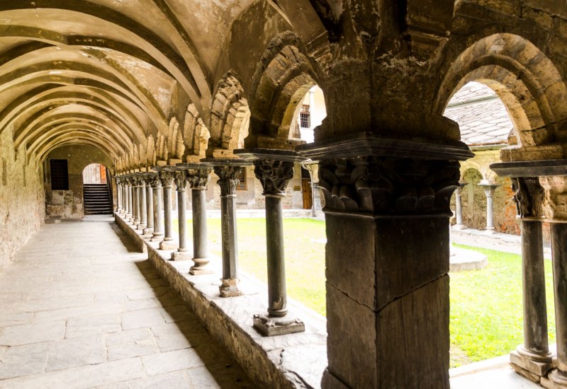Na klar! Sieht man doch: Der Kreuzgang der Kirche Sankt Ursus geht auf das Jahr 1133 zurück und wurde von Handwerksmeisters aus der Lombardei und der Provence errichtet.