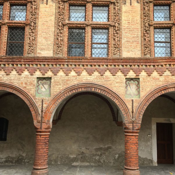 Die Kirche Sankt Ursus mit ihrem angrenzenden Säulengang ist in jeglicher Hinsicht ein Hingucker.