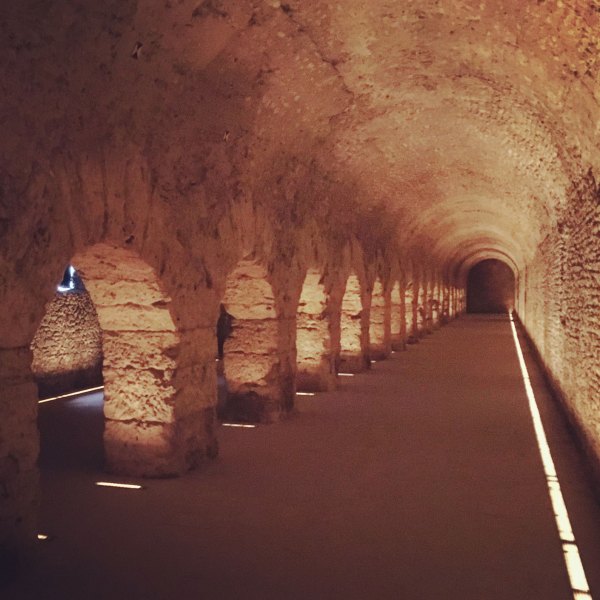 Von mächtigen Säulen getragen und unterhalb des heutigen Stadthorizonts gelegen lädt der altrömische Wandelgang zum Flanieren ein.