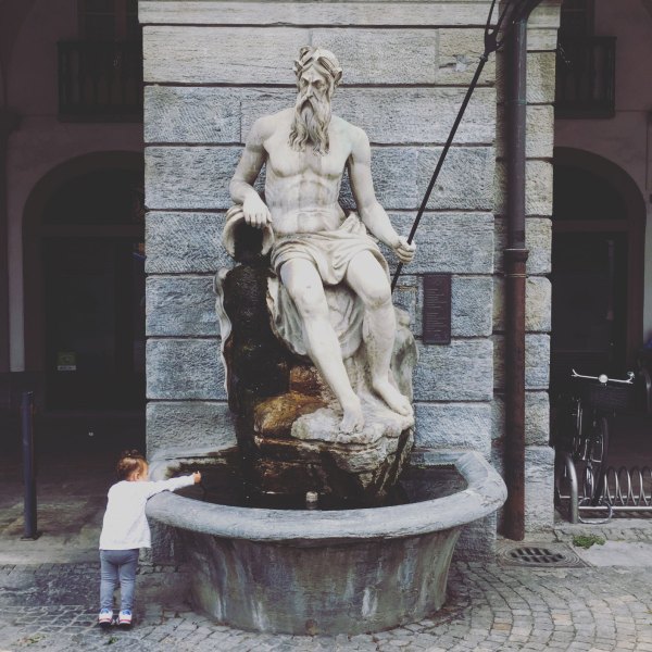 Am Brunnen vor dem Rathaus spielt es sich besonders schön.