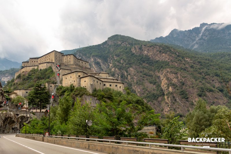 Hoch über dem Dorf thront auf einem Hügel die gewaltige Festung