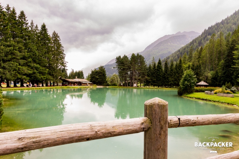 Der Lago Gover schimmert smaragdgrün zwischen den Bergen des Lystals, einem Nebental des Aostatals