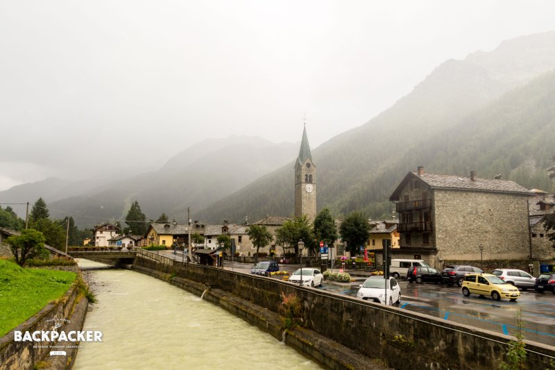 Tiefer Nebel über dem Örtchen Gressoney-Saint-Jean.