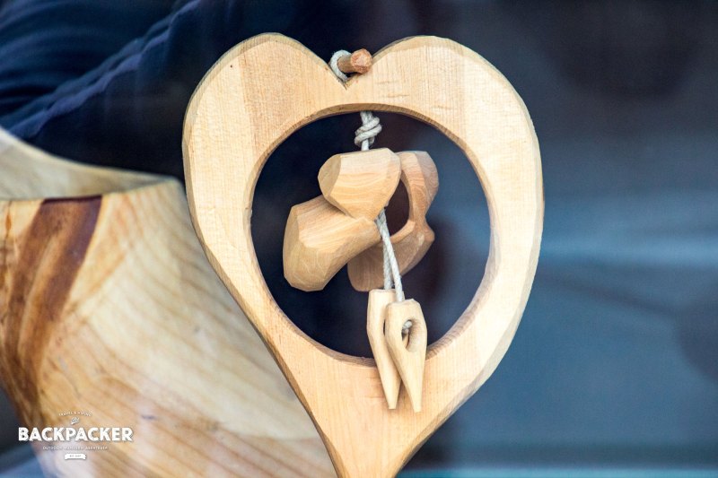 Sabots – Holzschuhe. Hier zur Zierde in ganz, ganz klein – anderenorts in groß für echte Füße.