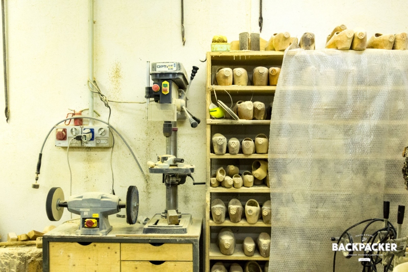Holzschuhe (Sabots) in jeglicher Größe findet man im „Les Sabots d'Ayas“, der Werkstatt für die berühmten Fussschmeichler.