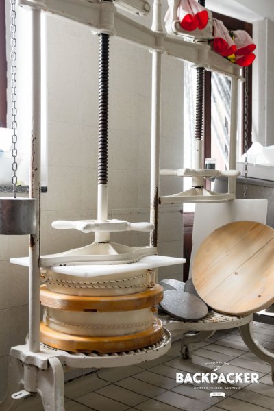 Zwischen dem Melken der Kühe und der Weiterverarbeitung liegen nur wenige Minuten. Wiese, Stall und Käserei liegen allesamt im gleichen Haus.