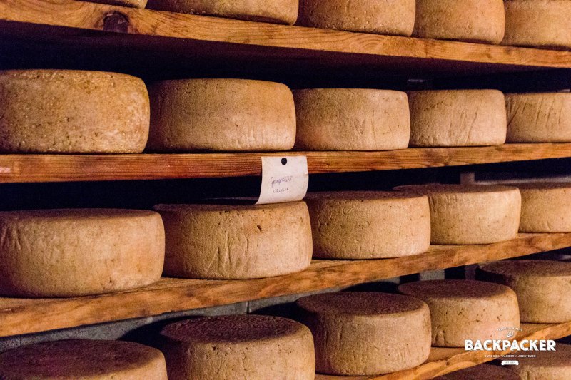 Drei Monate reift der Fontina in den kühlen Kellern, die das ganze Jahr über eine gleichbleibende Temperatur verfügen. Ideal für das Reifen der Käselaibe.