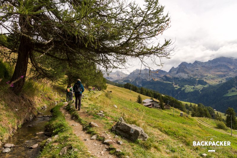 Der Wanderweg zieht sich immer direkt entlang des Kanals, der auch heute noch Wasser führt und zur Bewässerung der Weiden dient.