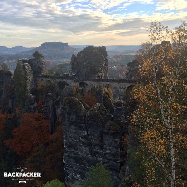 Basteibrücke. Im Hintergrund der Lilienstein.