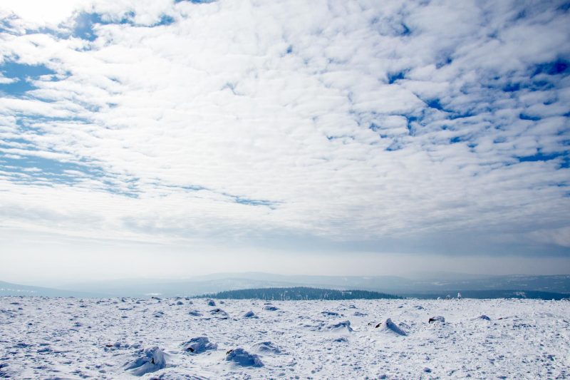 Auf dem völlig freien Gipfel des Brocken im Harz bietet sich an guten Tagen ein 360-Grad-Blick ins Anhaltinische Land. Heute eher nicht.