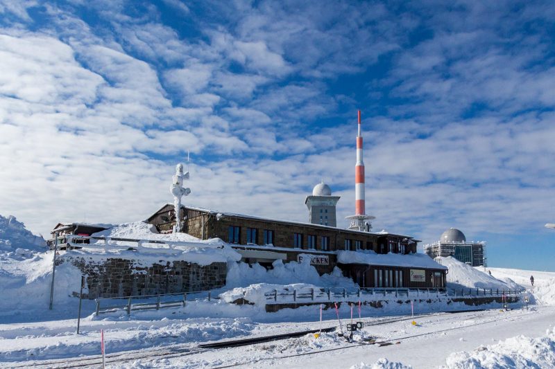 Minus 15 Grad und eisige Winde hinterlassen ihre Spuren auf dem Brocken im Winter.