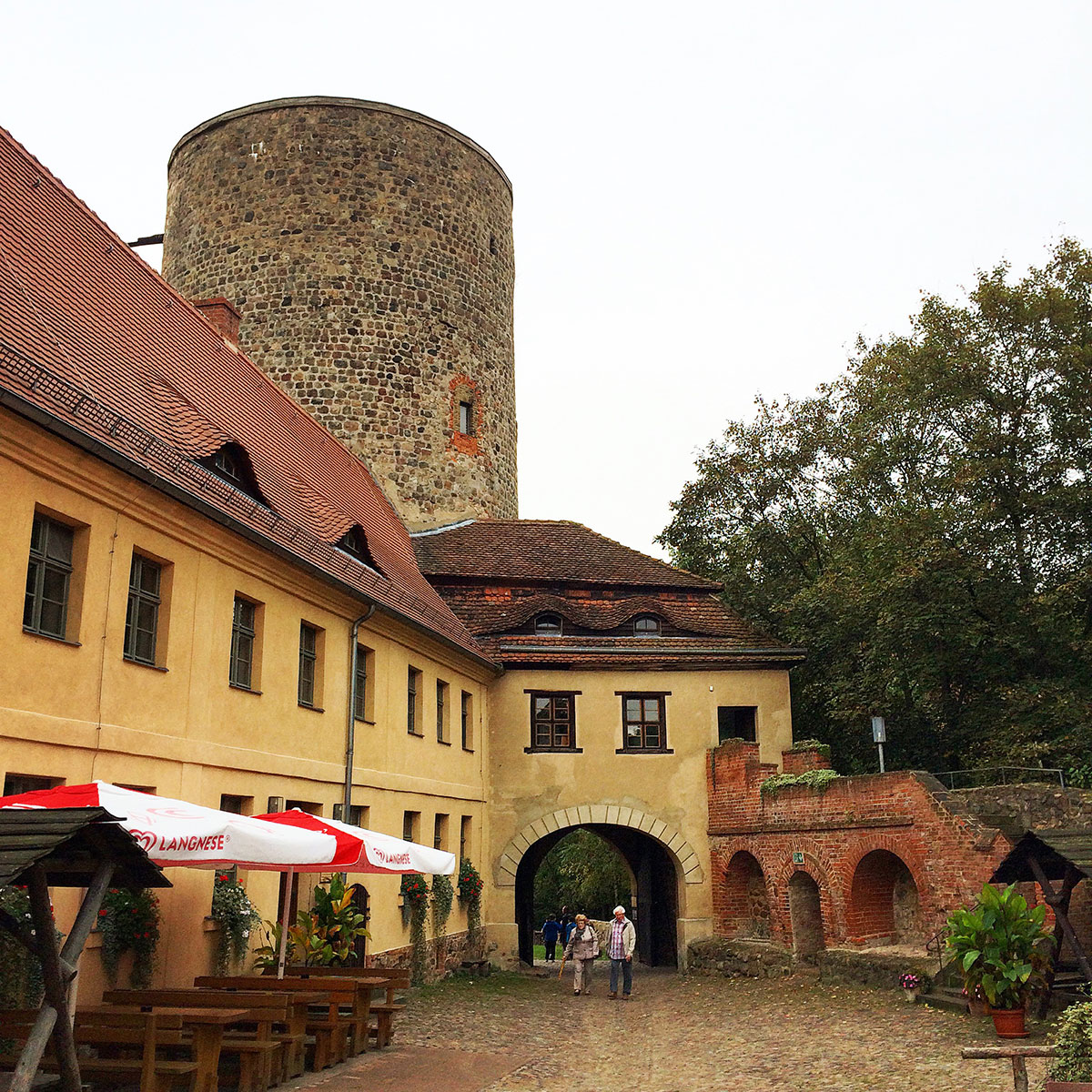 Der Hof der Burg Rabenstein mit den Burgfried, der auch als Aussichtsturm fungiert
