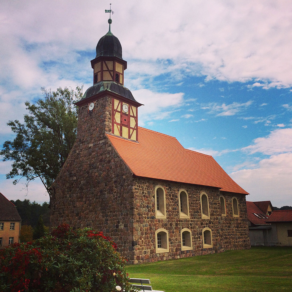 Die Kirche in Raben, ein alter Feldsteinbau wie fast alle Kirchen der Umgebung