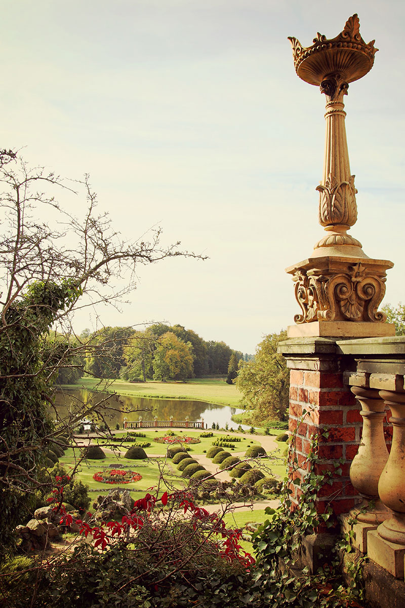 Den schönsten Blick auf den Landschaftspark genießt man von der Terrasse des Schlosses