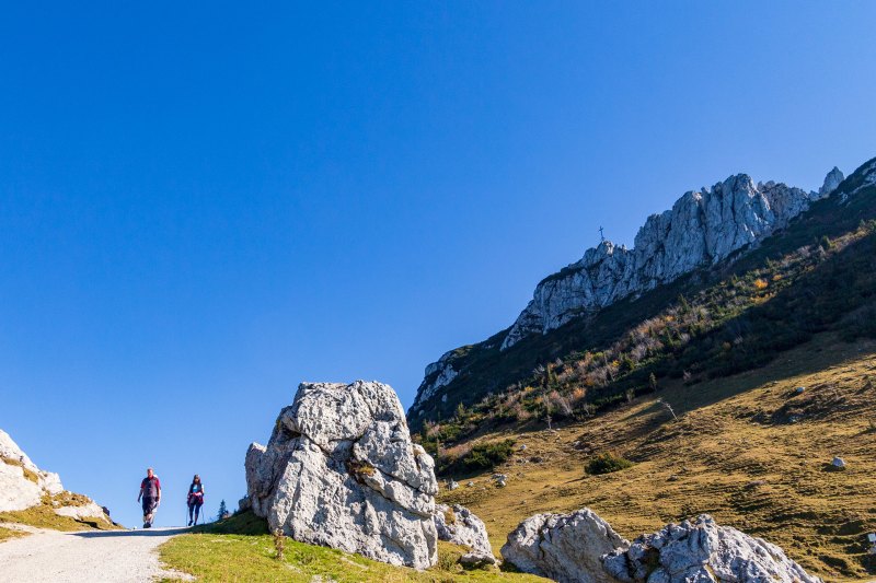 Noch sind es gut 200 Höhenmeter, bis der Wanderer auf dem Gipfel der Kampenwand steht