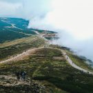 Gerade noch im Sonnenschein an der Hütte und schon im Nebel auf dem Gipfel. Immer mit dem Strom schwimmen macht es zumindest etwas einfacher.