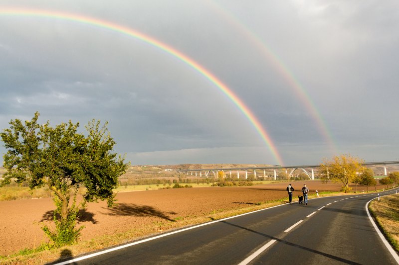 Wetterwechsel mit Folgen – direkt über Nebra und der Unstrut zeichnen sich zwei riesige Regenbögen ab