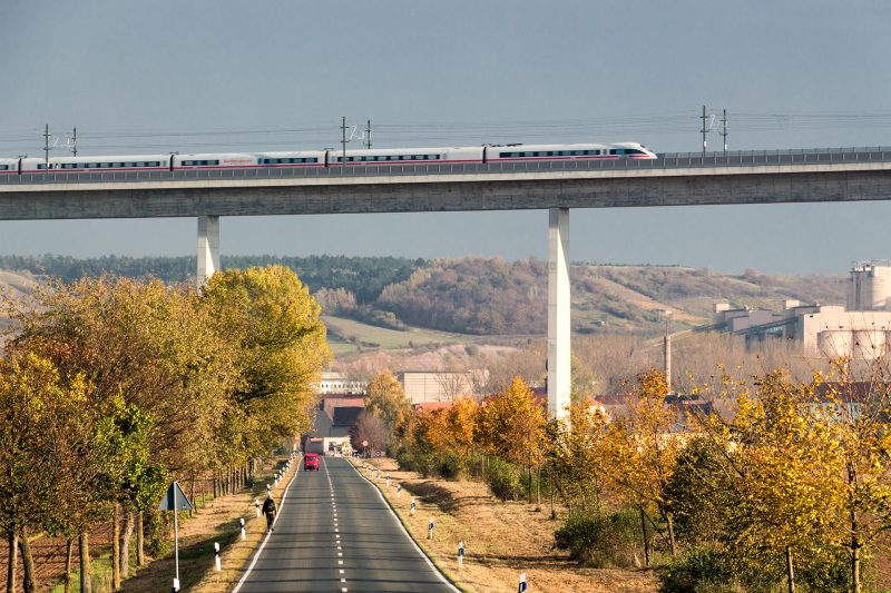 Das Tal durchschneidet eine Scheußlichkeit moderner Zweckarchitektur – die Unstruttalbrücke