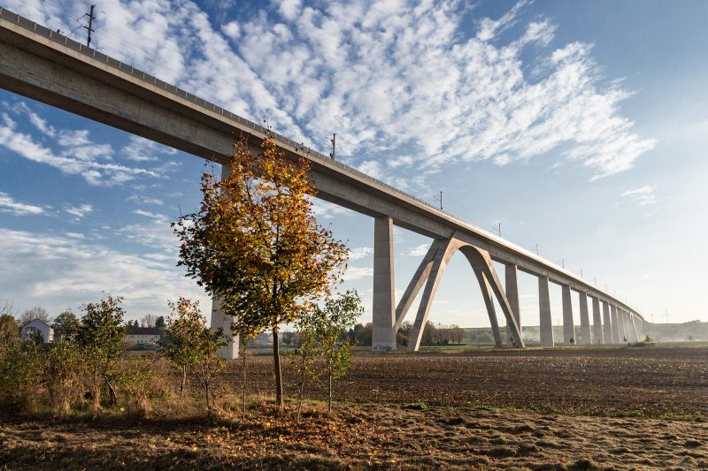 Mit gut 2.668 Meter Gesamtlänge ist die Unstruttalbrücke die zweitlängste Eisenbahnbrücke Deutschlands. Und häßlich ist sie auch noch.